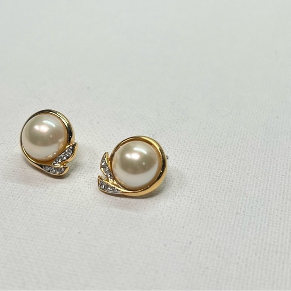 Vintage Gold Tone Faux Domed Pearl Stud Earrings - Picture 3 of 9